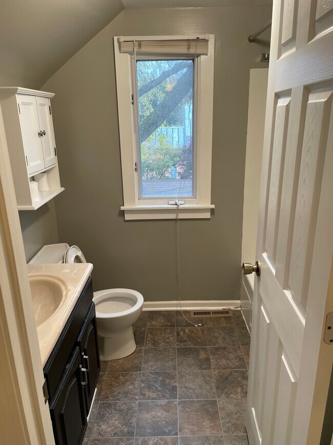 Building Photo - 235 Lyon St NE