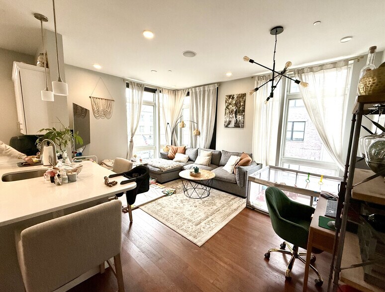 Building Photo - 170 W Broadway