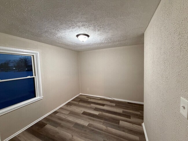 Building Photo - 863-863 N Central Dr