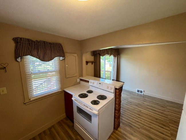 Building Photo - 1032 E Cloverland Dr