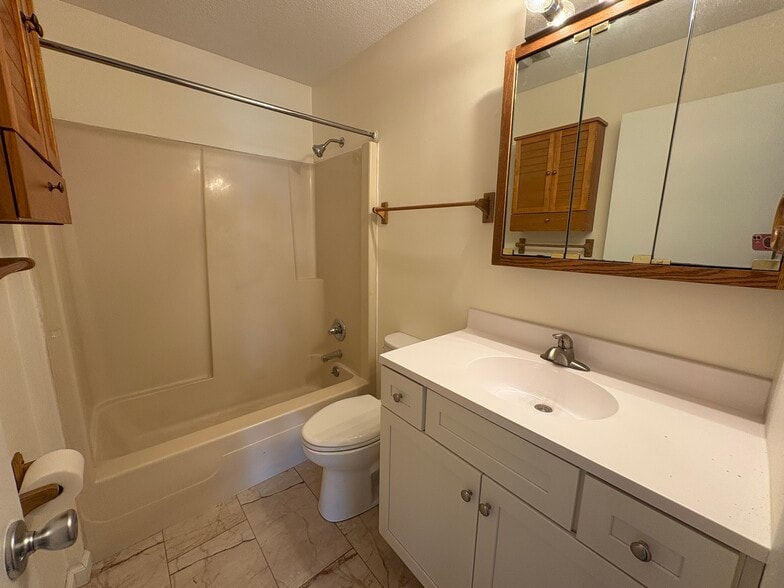 Full Bathroom - 1901 Kenny Ave