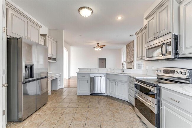 Building Photo - 102 Skinner St