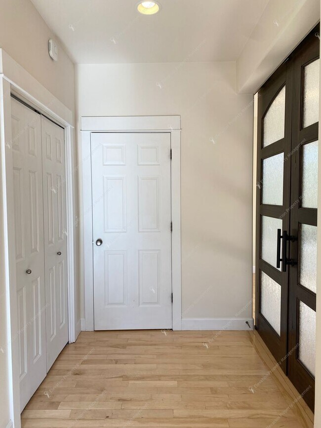 Building Photo - Light-Filled Awbrey Butte Retreat