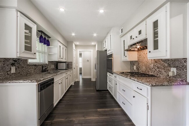 Building Photo - 4924 Mimosa Dr