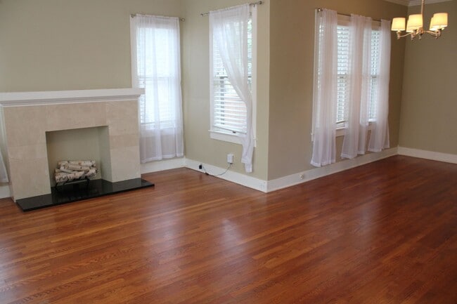 Building Photo - QUINTESSENTIAL ALAMO HEIGHTS COTTAGE