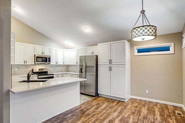 Building Photo - Stunning Updated Patio Home in Highland Me...