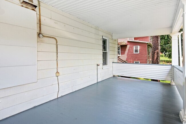 Building Photo - Available Now! Bright & Inviting 3 Bedroom...