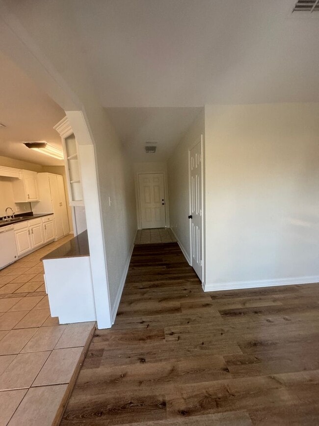 Building Photo - 3 Bedroom / 2 Bath with plenty of space. T...