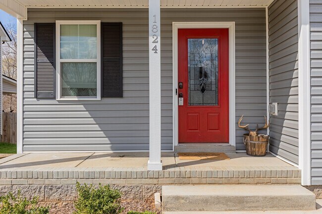 Building Photo - Pet Friendly Three Bedroom!