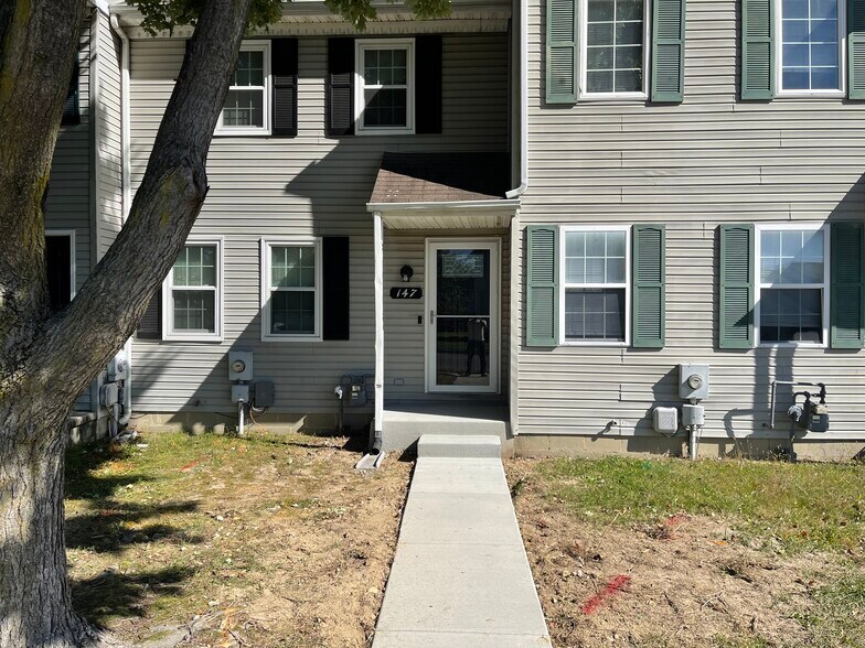 Building Photo - 147 Holmes St