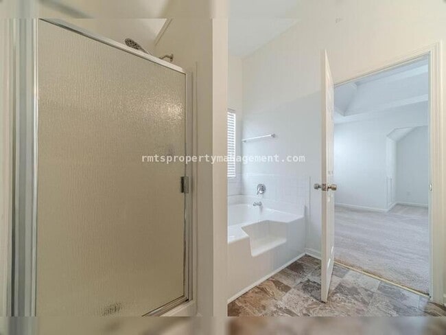 Building Photo - Spacious 4 bedroom 2.5 bath