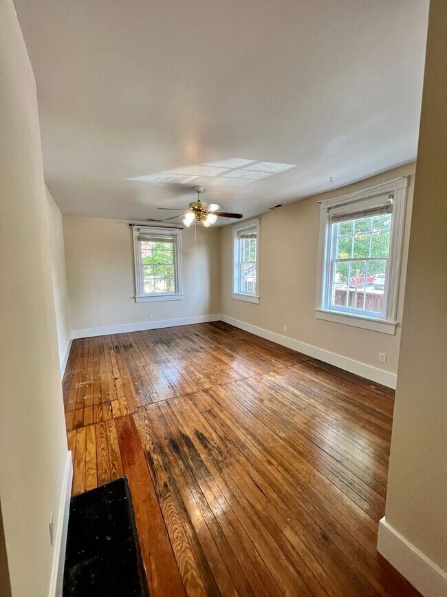 Building Photo - 212 W Main St