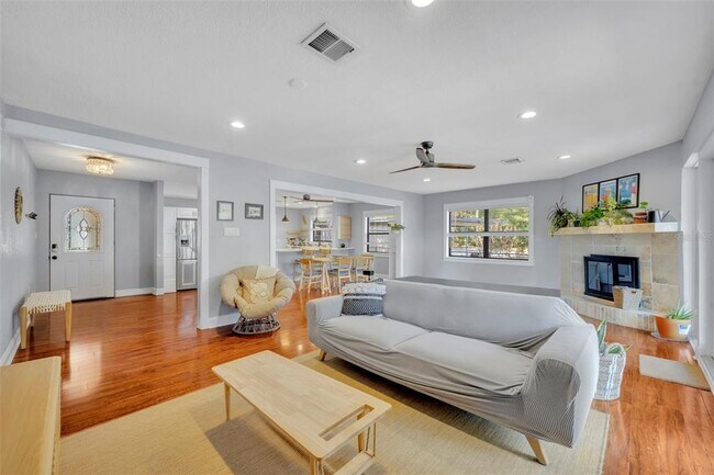 Building Photo - 1081 Lake Weldona Dr