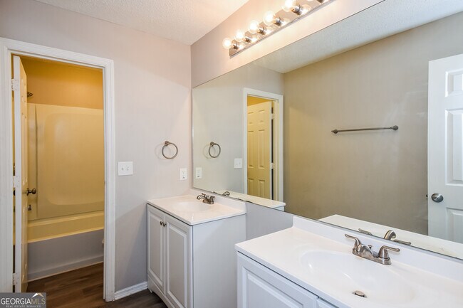 Building Photo - 492 Crestwood Ct