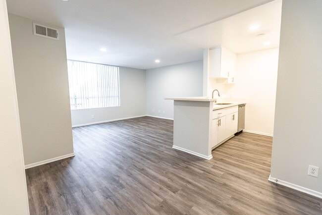 Interior Photo - 314 South Manhattan Place