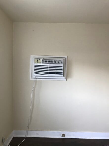 Building Photo - 1660 1/2 Murchison St