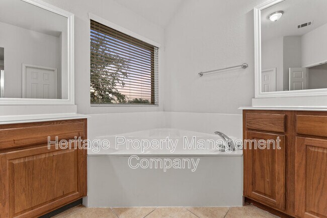 Building Photo - 11 Sable Valley