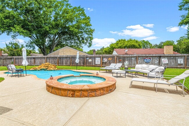Building Photo - 1046 Apache Falls Dr