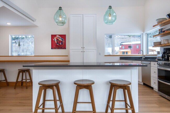 Building Photo - Seasonal Rental 11/1/25 - 5/30/26 Modern F...