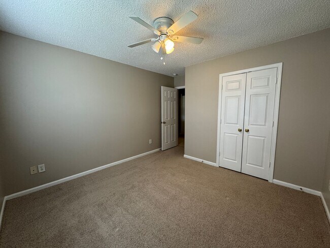 Building Photo - Ready to show!