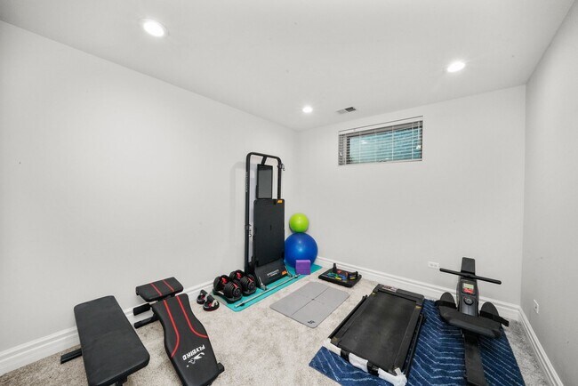 Building Photo - 2512 N Artesian Ave