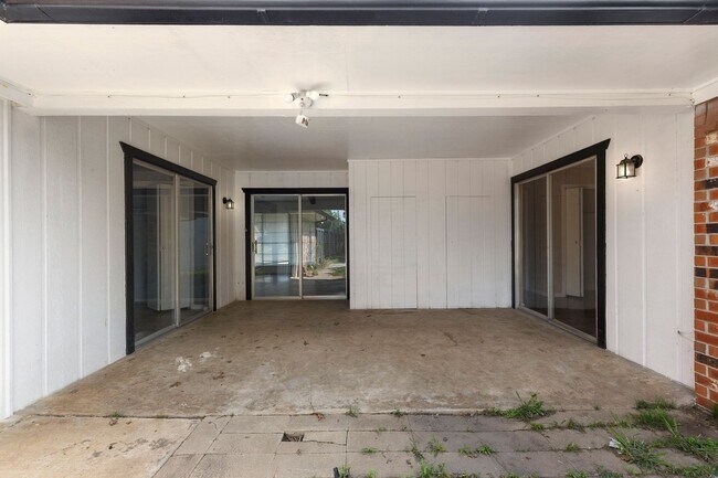 Building Photo - Charming 3-Bedroom, 3-Bathroom Home with S...