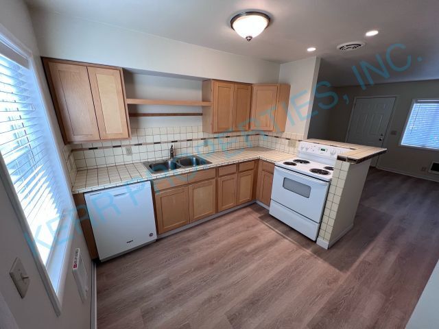 Building Photo - FREE RENT! Charming 2-Bed Duplex in Vibrant SE Portland – Cozy 660 Sq Ft Gem!