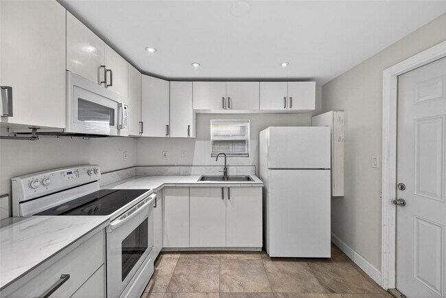 Building Photo - 2009 NW 21st Ave