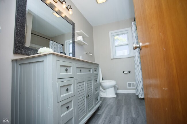 Building Photo - 150 E Beechwood Ln