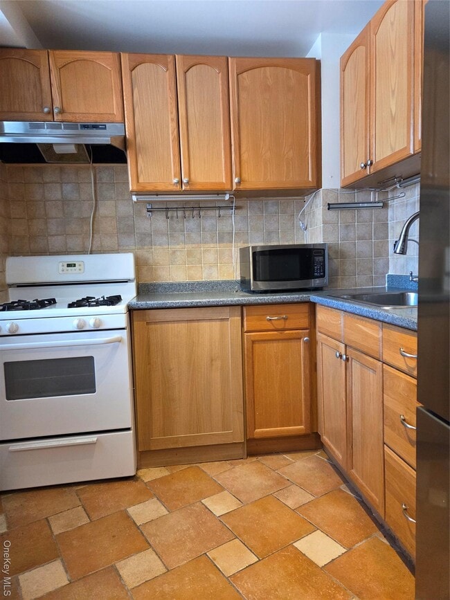 Building Photo - 61-25 97th St