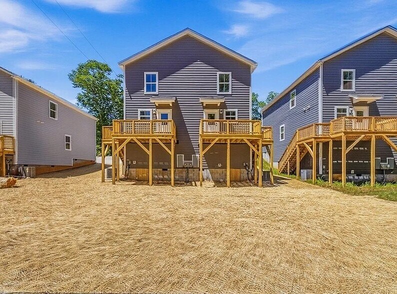 Building Photo - 257 Vanderbilt Rd
