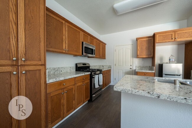 Building Photo - North Clovis Home, 4BR/3.5BA, CUSD - Lots ...