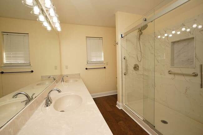 Building Photo - Shalimar Location