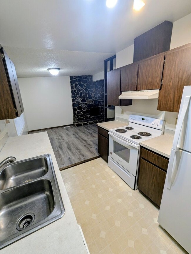 Building Photo - 4 BD/2BA Single Family Home in Dredge Lake area