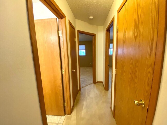 Building Photo - 3 bed Twinhome!!