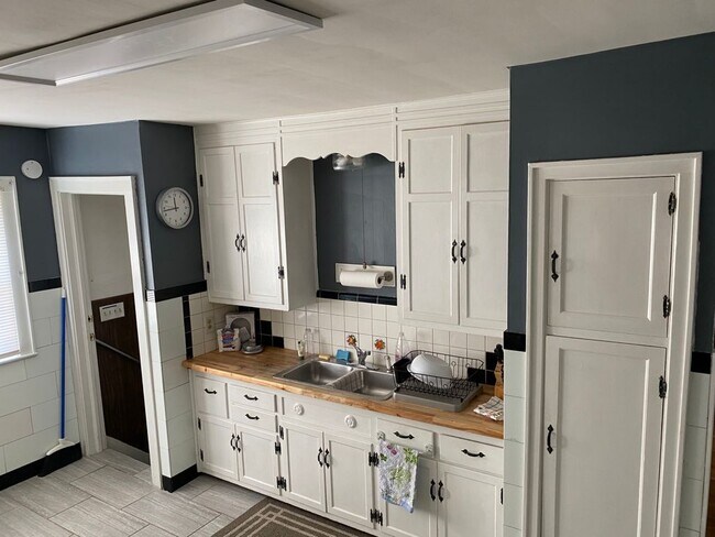 Building Photo - 5453 E 10th St