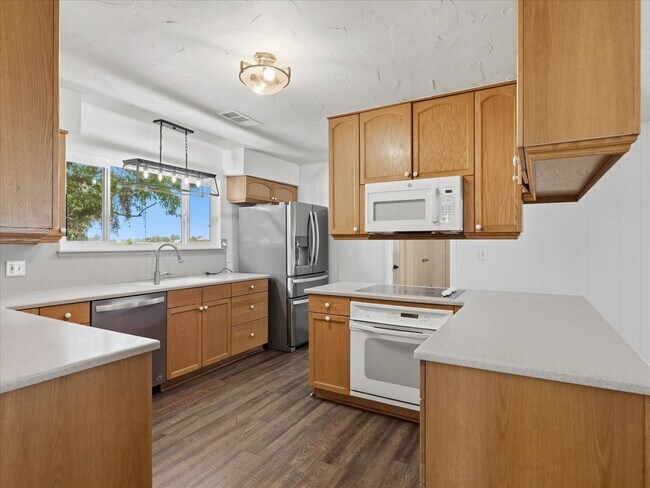 Building Photo - 4 Bedroom Home for Rent in Sanger | Sierra Views | 2,140± Sq. Ft. | Lawn Care Included