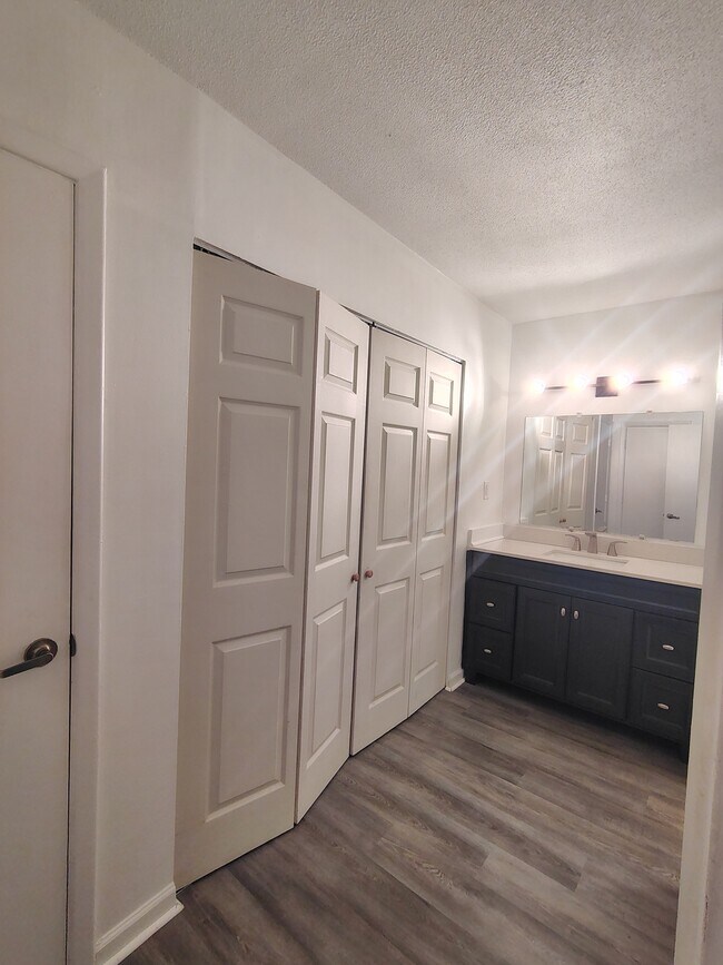 Building Photo - 1100 Skyland Dr