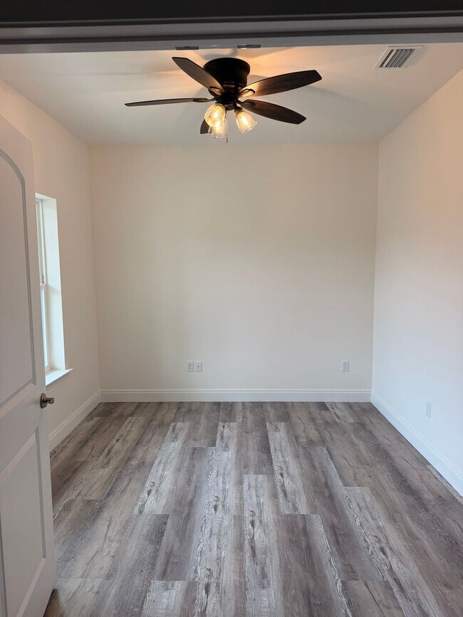 Building Photo - 913 Plantation Dr