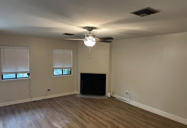 Building Photo - 2 Bed 2.5 Bath