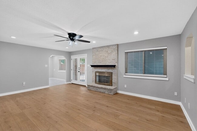 Building Photo - 30 Crestwood Dr
