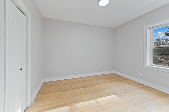 Building Photo - 7379 N Damen Ave