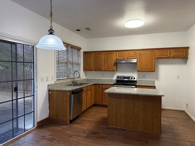 Building Photo - 425 Friars Head Dr NE