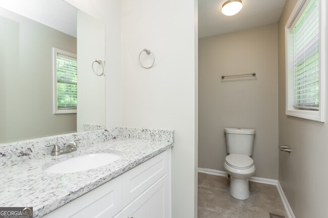 Building Photo - 219 Hampton Dr