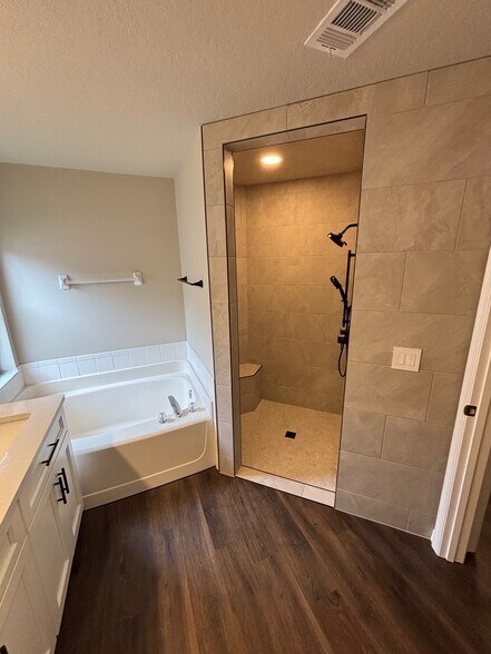 Primary Bathroom - 2302 Northern Leaf St