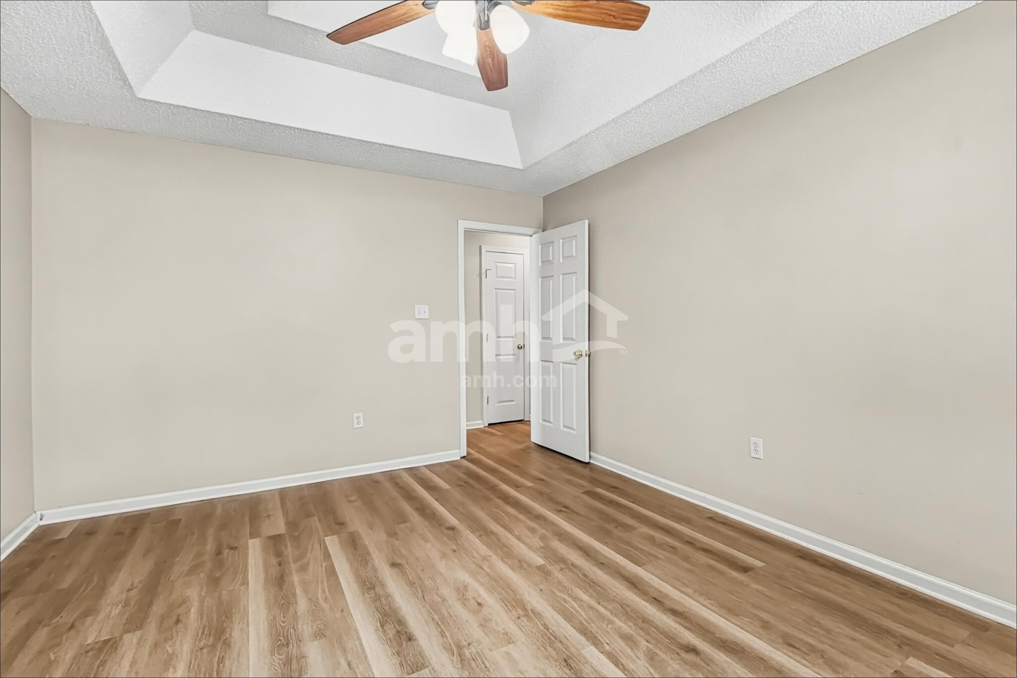 Building Photo - 8 Sandy Pond Ct