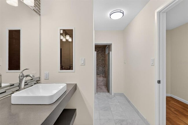 Building Photo - 423 E 10th Ave