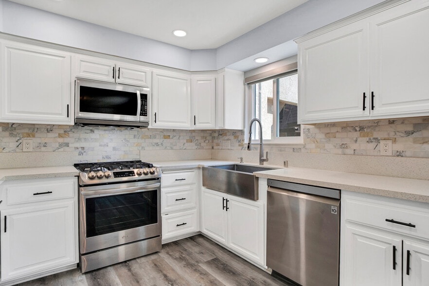Kitchen - 9000 Vanalden Ave