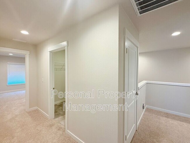 Building Photo - 18010 NE 47th Ave