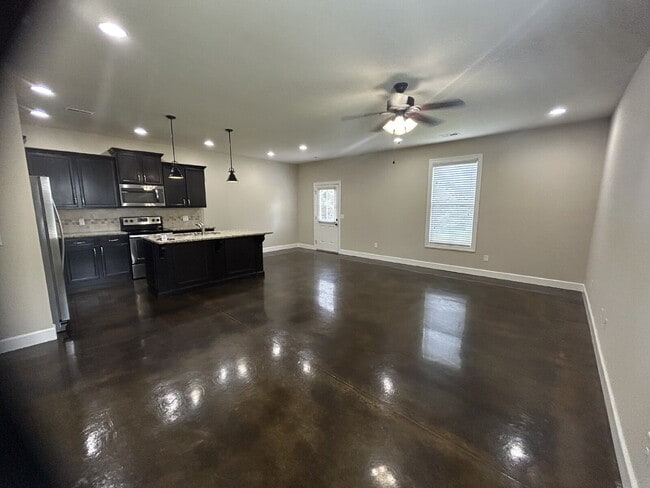 Building Photo - "Charming 3-Bed Condo in Cookeville with G...